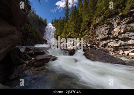 Henfallet Wasserfall in Tydal Berge im Sommer Look. Große und hohe Wasserfälle im borealen Wald Norwegens. Stockfoto