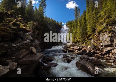 Henfallet Wasserfall in Tydal Berge im Sommer Look. Große und hohe Wasserfälle im borealen Wald Norwegens. Stockfoto