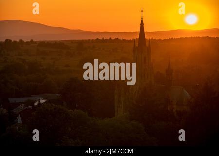 Schöner Sonnenuntergang über einem Bergdorf in Polen Stockfoto