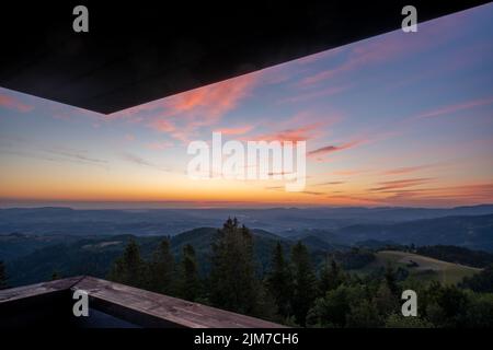 Schöne Aussicht auf die Berge bei Sonnenaufgang vom Aussichtsturm Stockfoto
