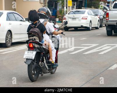 SAMUT PRAKAN, THAILAND, MAI 12 2022, Ein Mann mit einem kleinen Mädchen fährt ein Motorrad. Stockfoto