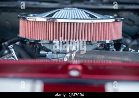 Nahaufnahme der Karosserie und Motordetails der Chevrolet Corvette Stockfoto