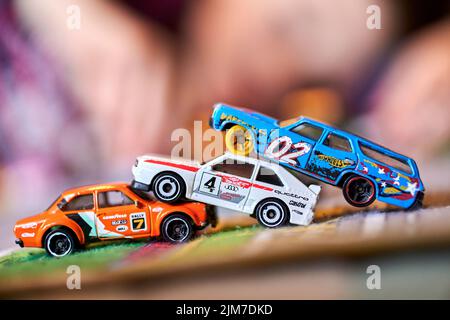 Ein selektiver Fokus von Mattel Hot Wheels bunten Autospielzeugen Stockfoto