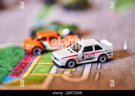 Ein selektiver Fokus von Mattel Hot Wheels bunten Autospielzeugen Stockfoto