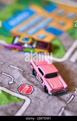 Ein selektiver Fokus von Mattel Hot Wheels bunten Autospielzeugen Stockfoto