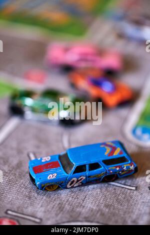 Eine vertikale Aufnahme der Mattel Hot Wheels Modellauto-Kollektion auf einer Spielstraße Stockfoto