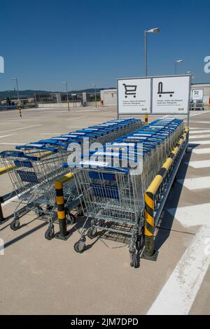 Bratislava, Slowakei - 4. August 2022 : IKEA Einkaufswagen oder Karren. IKEA ist seit 2008 der größte Möbelhändler der Welt und entwirft Stockfoto