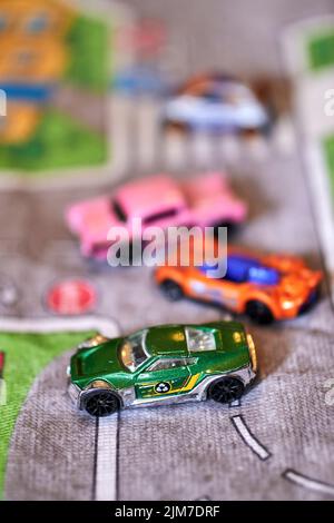 Ein selektiver Fokus von Mattel Hot Wheels bunten Autospielzeugen Stockfoto