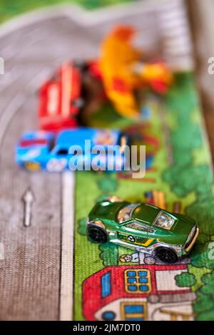 Ein selektiver Fokus von Mattel Hot Wheels bunten Autospielzeugen Stockfoto