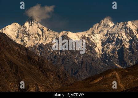 Landschaft mit wunderschönen Schneebergen und Herbstbäumen Stockfoto