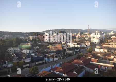 Eine Luftaufnahme der Shillong Hill Station an einem sonnigen Tag gegen blauen Himmel in Meghalaya, Indien Stockfoto