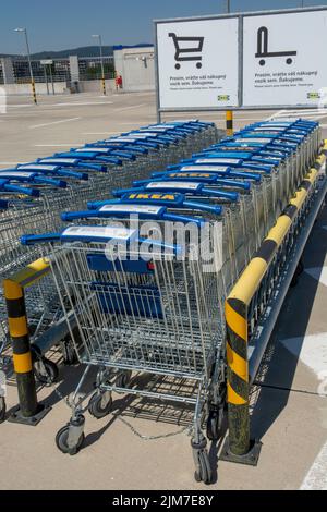 Bratislava, Slowakei - 4. August 2022 : IKEA Einkaufswagen oder Karren. IKEA ist seit 2008 der größte Möbelhändler der Welt und entwirft Stockfoto