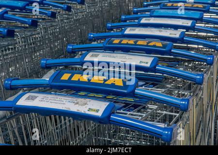 Bratislava, Slowakei - 4. August 2022 : IKEA Einkaufswagen oder Karren. IKEA ist seit 2008 der größte Möbelhändler der Welt und entwirft Stockfoto