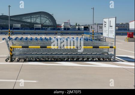 Bratislava, Slowakei - 4. August 2022 : IKEA Einkaufswagen oder Karren. IKEA ist seit 2008 der größte Möbelhändler der Welt und entwirft Stockfoto