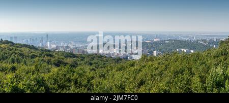 Panoramablick auf den nördlichen Teil von Bratislava vom hölzernen Aussichtsturm unterhalb des Kamzík-Hügels. Stockfoto