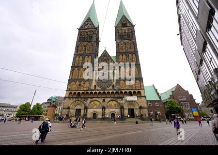BREMEN, DEUTSCHLAND - JULI, 7 2022: Der Bremer Dom ist dem Hl. Peter geweiht und befindet sich auf dem Marktplatz im Zentrum von Bremen Stockfoto