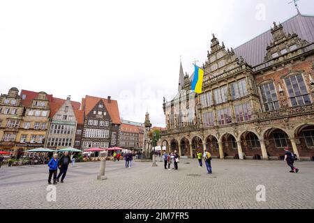 BREMEN, DEUTSCHLAND - JULI 7 2022: Bremer Rathaus mit ukrainischer Flagge während der russischen Invasion in der Ukraine Stockfoto