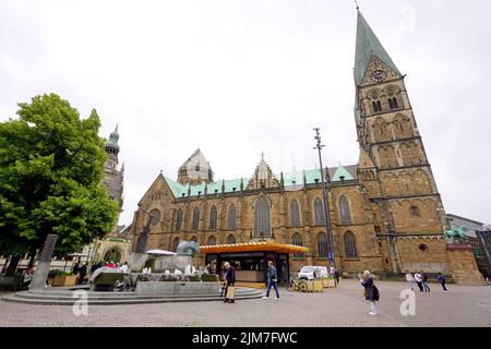 BREMEN, DEUTSCHLAND - JULI 7 2022: Bremer Dom auf dem Marktplatz im Zentrum von Bremen, Deutschland Stockfoto