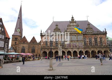 BREMEN, DEUTSCHLAND - JULI 7 2022: Bremer Rathaus mit ukrainischer Flagge während der russischen Invasion in der Ukraine Stockfoto