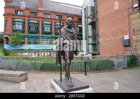 MANCHESTER, VEREINIGTES KÖNIGREICH - 13. JULI 2022: Mahatma Gandhi Statue in Manchester, Vereinigtes Königreich Stockfoto