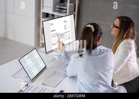 Analyst, Der Mit Business Data In Der Tabelle Auf Dem Computer Arbeitet Stockfoto