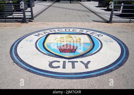 MANCHESTER, GROSSBRITANNIEN - 13. JULI 2022: Das Logo des Manchester City Football Club auf dem Boden am Eingang zum Stadion, Manchester, Großbritannien Stockfoto