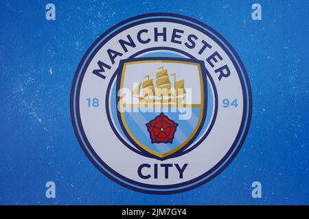 MANCHESTER, GROSSBRITANNIEN - 13. JULI 2022: Das Logo des Manchester City Football Club im Stadion, Manchester, Großbritannien Stockfoto