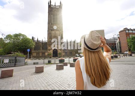 Tourismus in Großbritannien. Rückansicht einer schönen Frau, die an einem sonnigen Tag in England, Großbritannien, die Stadt Manchester besucht. Stockfoto