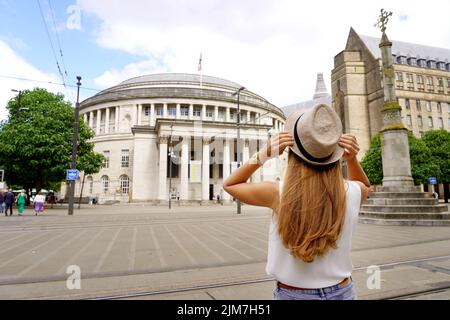 Schöne touristische Frau, die auf dem Petersplatz in Manchester, Großbritannien, spazieren geht Stockfoto