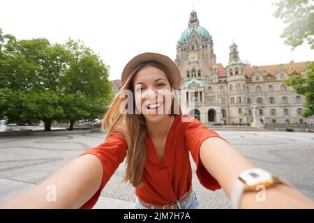 Schöne aufgeregt Schulaustausch Mädchen nimmt Selbstporträt in Hannover, Deutschland Stockfoto