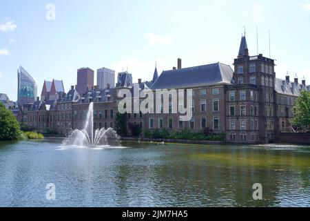 Panoramablick auf die Landschaft mit dem Binnenhof-parlamentsgebäude am Hofvijver-Teich, Den Haag, Niederlande Stockfoto