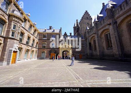 DEN HAAG, NIEDERLANDE - 9. JUNI 2022: Innenhof-parlamentsgebäude Blick vom Hof, Den Haag, Niederlande Stockfoto