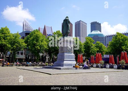 DEN HAAG, NIEDERLANDE - 9. JUNI 2022: Het Plein ist ein Stadtplatz im alten Stadtzentrum von Den Haag in den Niederlanden Stockfoto