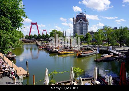 ROTTERDAM, NIEDERLANDE - 9. JUNI 2022: Oude Haven, einer der ältesten Häfen von Rotterdam mit Witte Huis-Gebäude und Willemsbrug-Brücke, Niederlande Stockfoto
