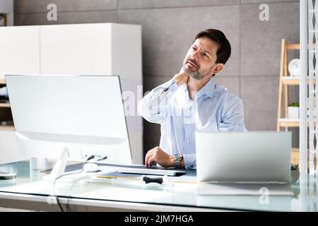 Foto von Unternehmer leiden unter Nackenschmerzen Stockfoto