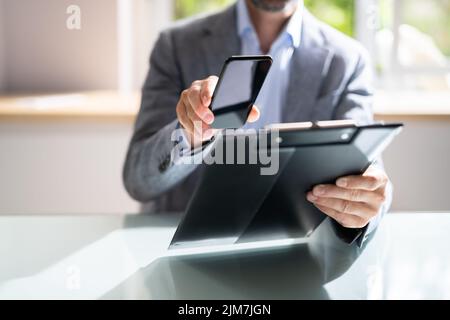 OCR des Rechnungsdokuments. Aufnehmen Von Fotos Mit Dem Mobiltelefon Stockfoto