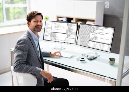 Programmierklassen. Web Developer Coder In Office Stockfoto