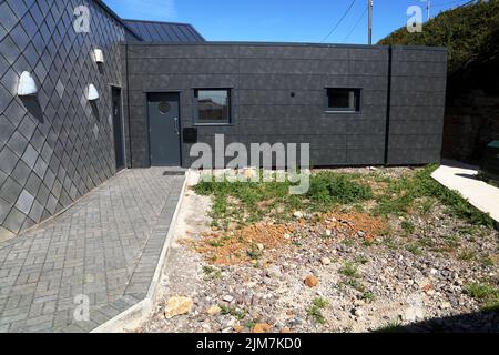 Die lang erwartete Ogmore am Meer lokale Dorfhalle mit Café und Sitzgelegenheiten sowie eine große Halle und alle mit einem schönen Meerblick. Stockfoto