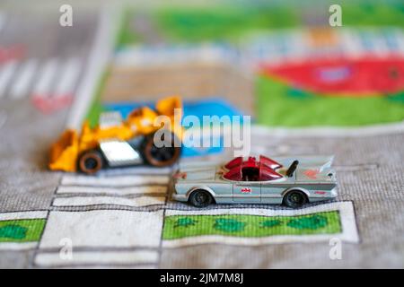 Ein selektiver Fokus des Mattel Hot Wheels Spielzeugmodells Batmobile car auf einer Spielmatte Stockfoto