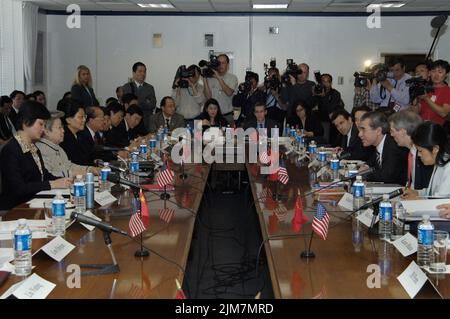 Büro des Sekretärs (Carlos Gutierrez) - Gemeinsame Sitzung der Kommission für Handel und Handel mit kleinen Gruppen Stockfoto