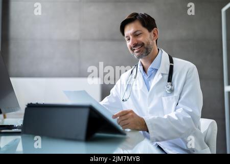 Glücklicher Männlicher Doktor In Der Medizinischen Laborpraxis Stockfoto