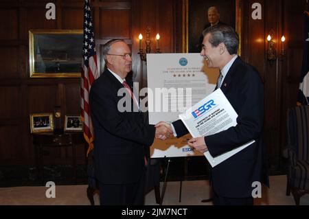 Büro des Sekretärs (Carlos Gutierrez) - Verteidigungsministerium Naitonalgarde und Reservekabinett Unterzeichnung Stockfoto