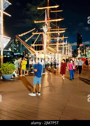 Eine vertikale Aufnahme von Menschen in der Nähe von Sirimahannop am Asiatique: The Riverfront, ein großes Open-Air-Einkaufszentrum in Bangkok, Thailand Stockfoto