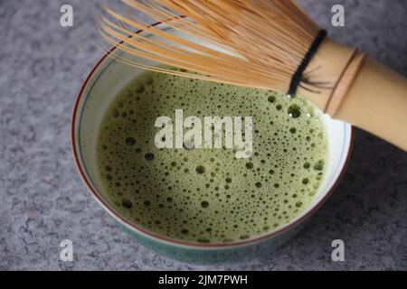 Eine Detailaufnahme einer feinen Keramikschale mit Matcha-Tee - Mibu Stockfoto