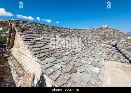 Einzigartiges Schieferdach aus Steinfliesen des Hauses auf einem Berg in Gjirokaster, Albanien. Details aus nächster Nähe. Stockfoto