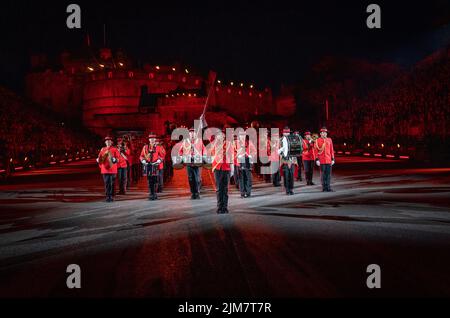 Mitglieder der New Zealand Army Band treten auf der Esplanade des Edinburgh Castle beim diesjährigen Royal Edinburgh Military Tattoo auf. Nach einer zweijährigen Pause kehrt das Tattoo 2022 mit der Show „Voices“ mit über 800 Darstellern zurück und umfasst internationale Auftritte aus Mexiko, den USA, der Schweiz und Neuseeland. Bilddatum: Donnerstag, 4. August 2022. Stockfoto