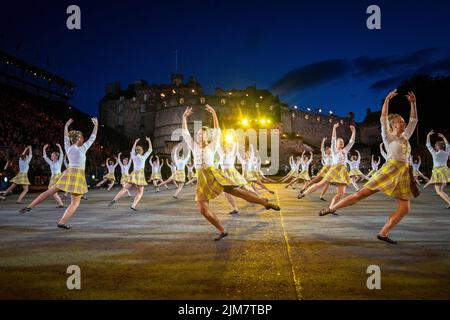 Highland-Tänzer treten auf der Esplanade des Edinburgh Castle beim diesjährigen Royal Edinburgh Military Tattoo auf. Nach einer zweijährigen Pause kehrt das Tattoo 2022 mit der Show „Voices“ mit über 800 Darstellern zurück und umfasst internationale Auftritte aus Mexiko, den USA, der Schweiz und Neuseeland. Bilddatum: Donnerstag, 4. August 2022. Stockfoto