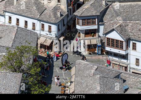 Gjirokaster, Albanien - 10. September 2022: Innenstadt von Gjirokaster von oben, UNESCO-Weltkulturerbe im Süden Albaniens. Stockfoto