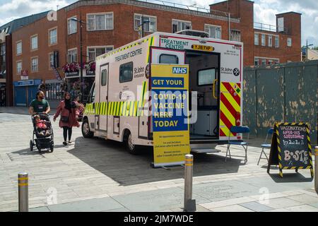 Slough, berkshire, Großbritannien. 4.. August 2022. Ein mobiles Covid-19 Impfzentrum in der Slough High Street. Der Gemischte Ausschuss für Impfungen und Impfungen (JCVI) gab kürzlich bekannt, dass alle über 50 Jahre zu den im Herbst im Rahmen der Pläne, den Schutz vor Atemwegsviren vor dem Winter zu erhöhen, angebotenen COVID-19-Impfstoffen und Grippejabs gehören werden. Quelle: Maureen McLean/Alamy Live News Stockfoto