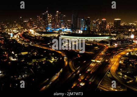Ein Blick aus der Vogelperspektive auf den Verkehr auf komplexen Straßen in der Innenstadt von Los Angeles, USA bei Nacht Stockfoto